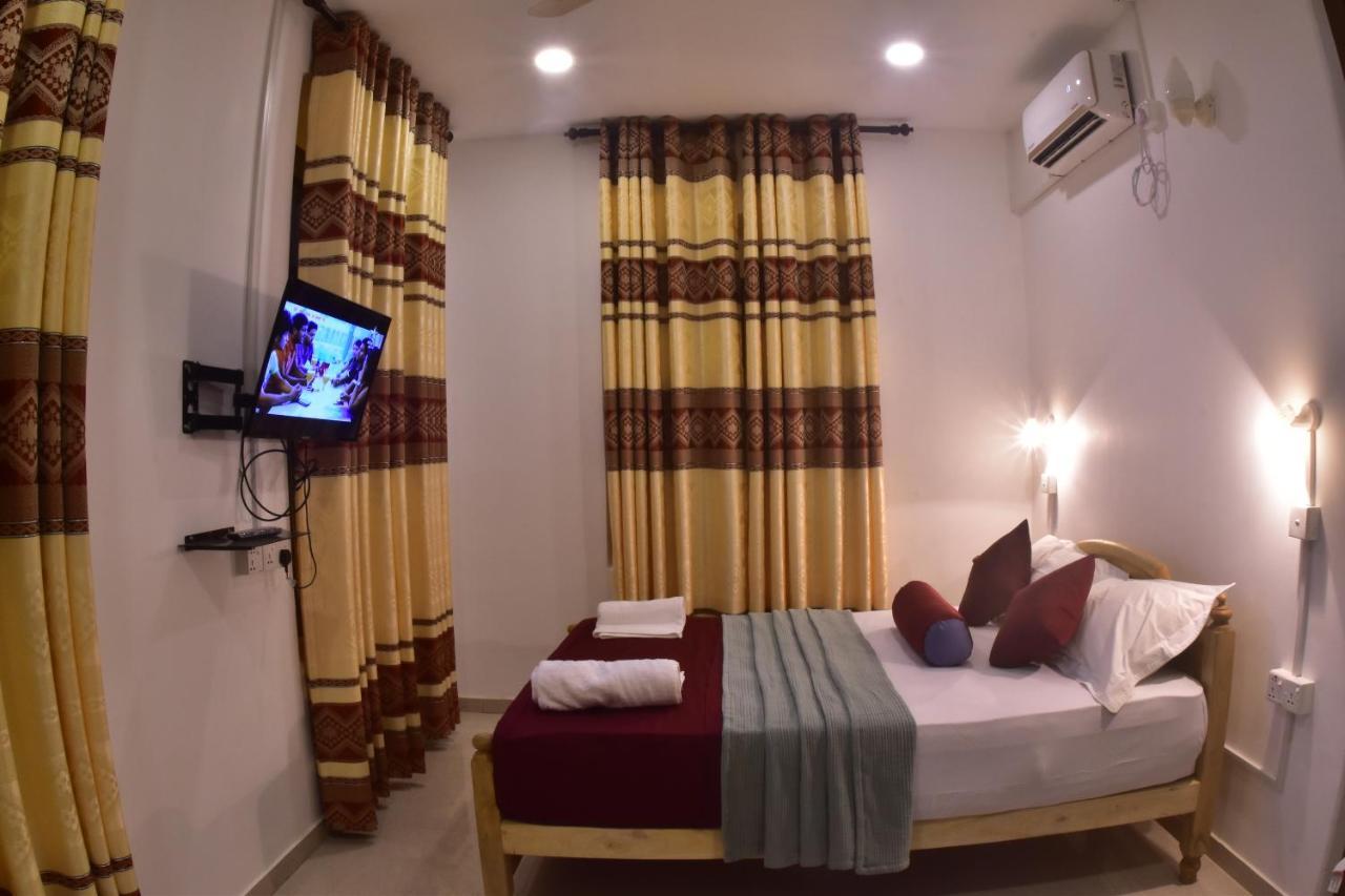 Peninsula Hotel Jaffna Bagian luar foto