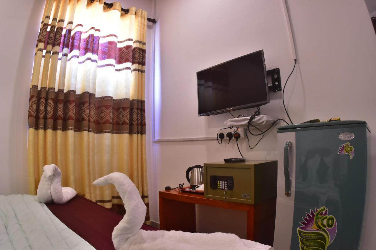 Peninsula Hotel Jaffna Bagian luar foto