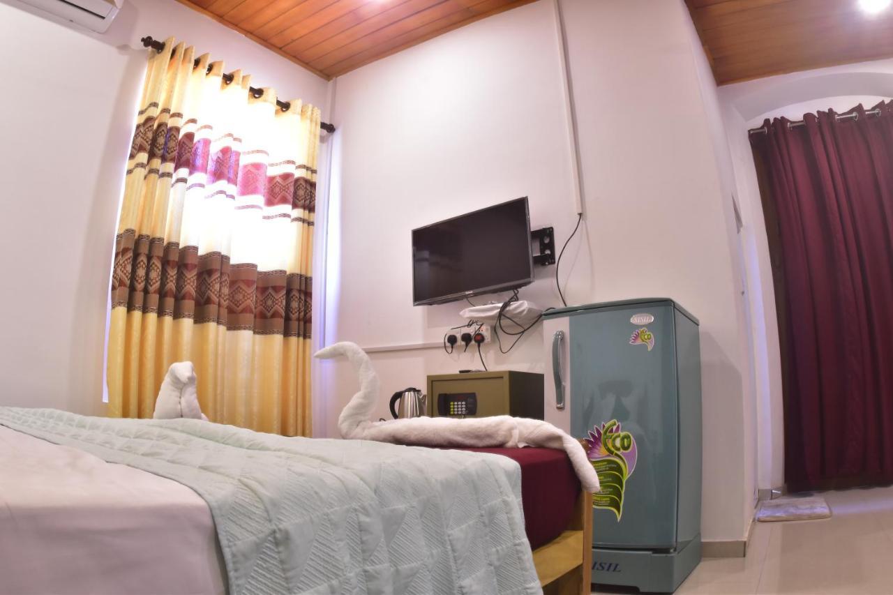 Peninsula Hotel Jaffna Bagian luar foto