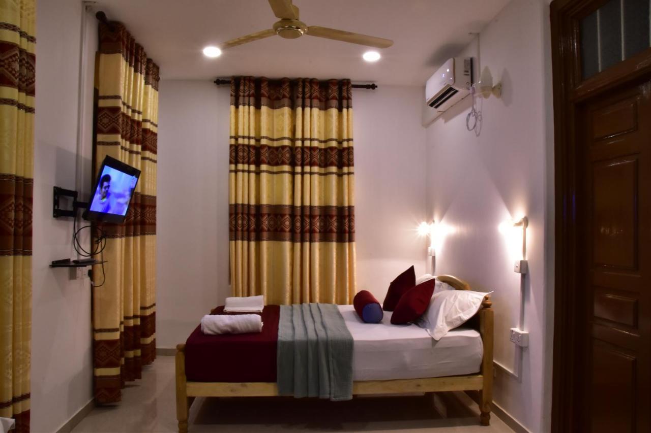 Peninsula Hotel Jaffna Bagian luar foto