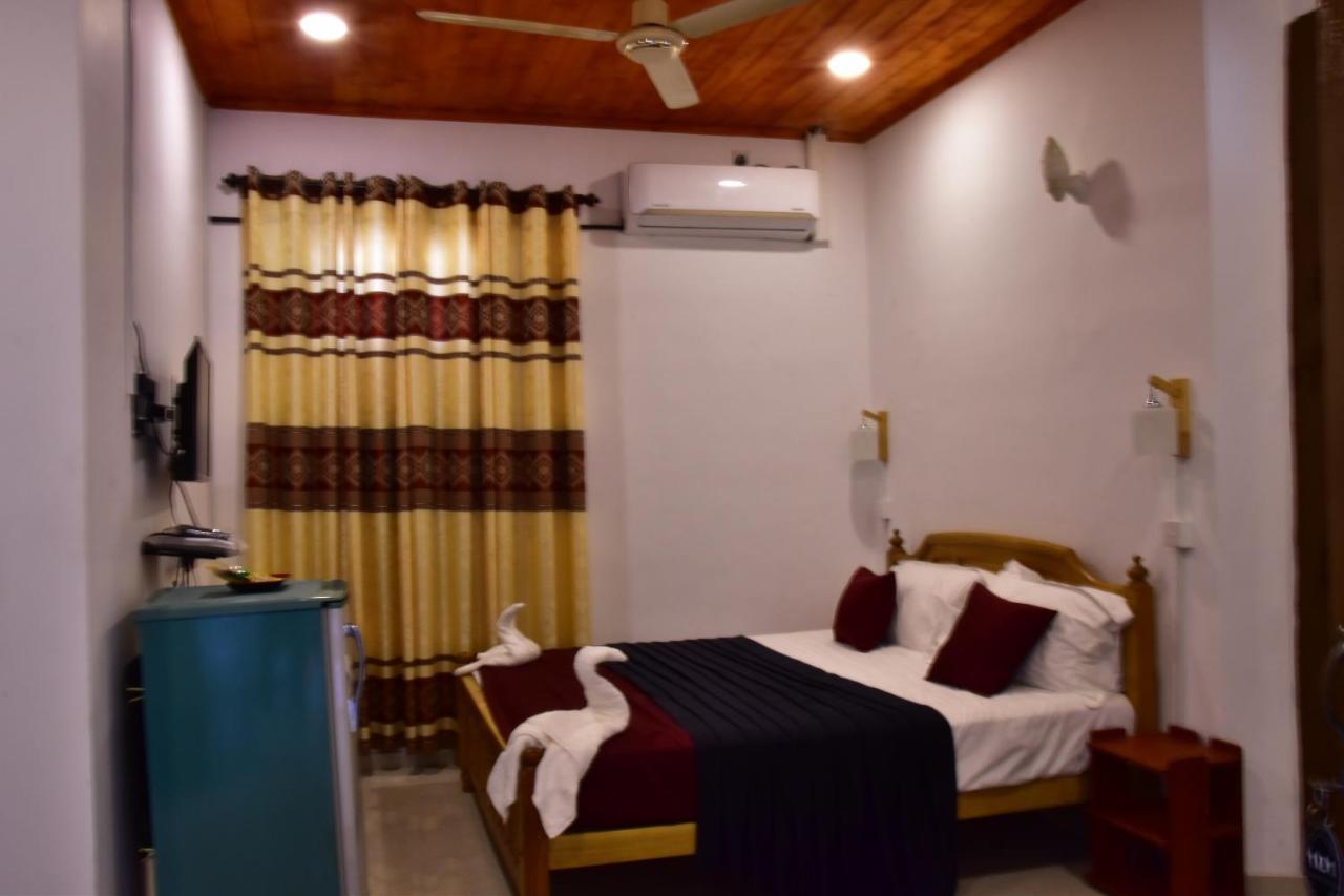 Peninsula Hotel Jaffna Bagian luar foto